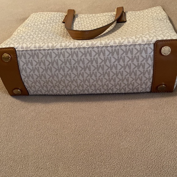 Michael’s Kors Purse! - Picture 7 of 11